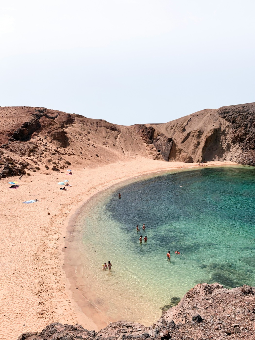 Cala de Papagayo, con la arena dorada y el agua turquesa entre acantilados